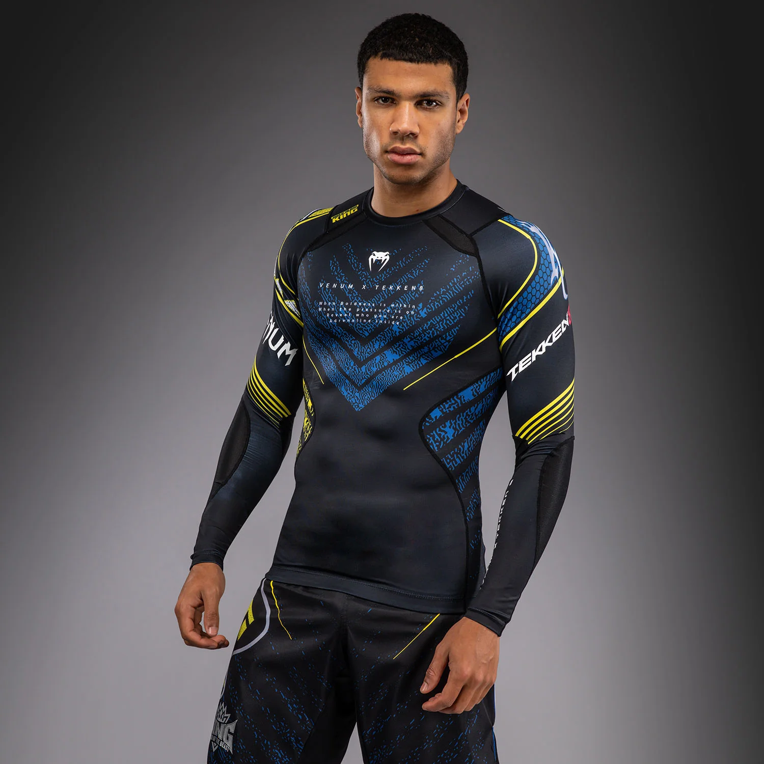 Venum x TEKKEN 8 Rashguard Manga Larga King - Negro/Amarillo - Image 2