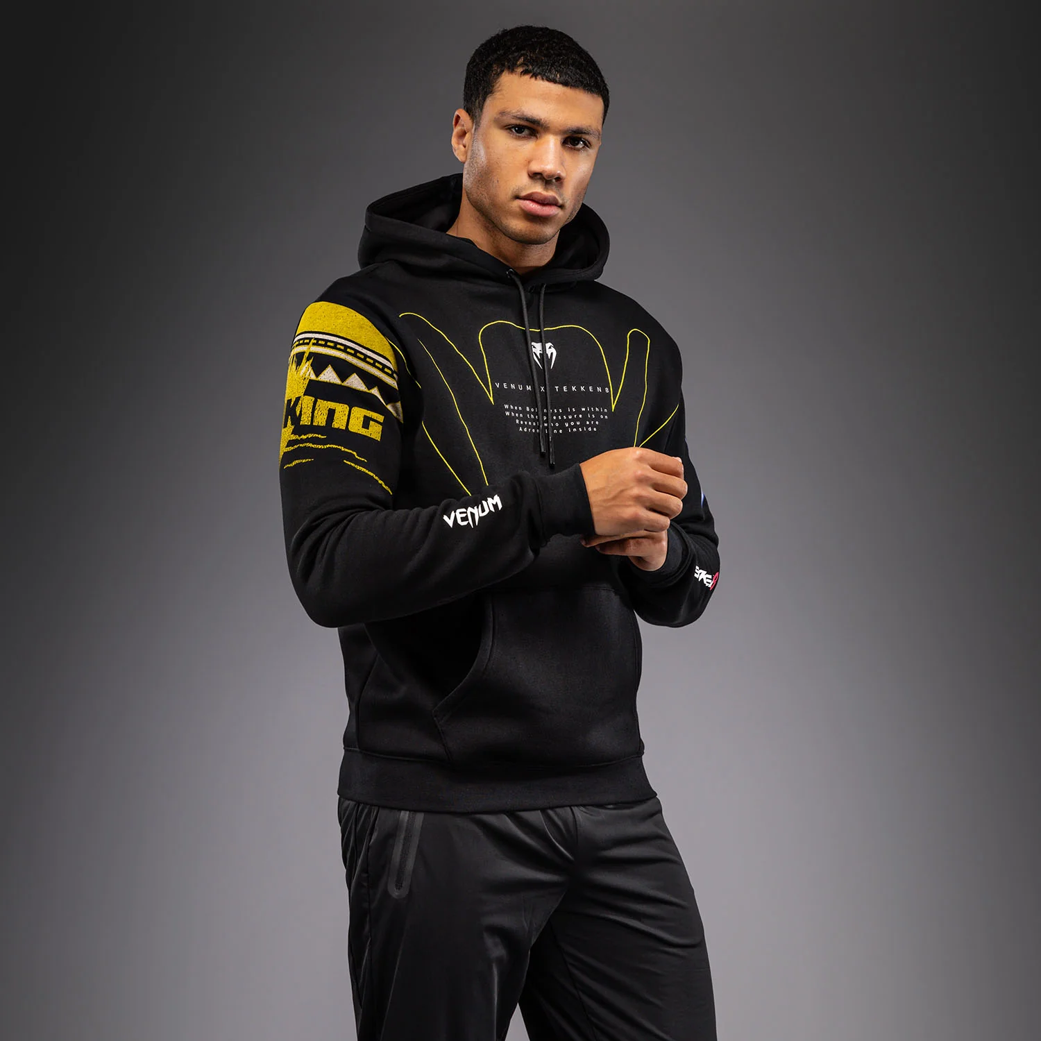 Venum x TEKKEN 8 Sudadera con Capucha King - Negro/Amarillo - Image 3