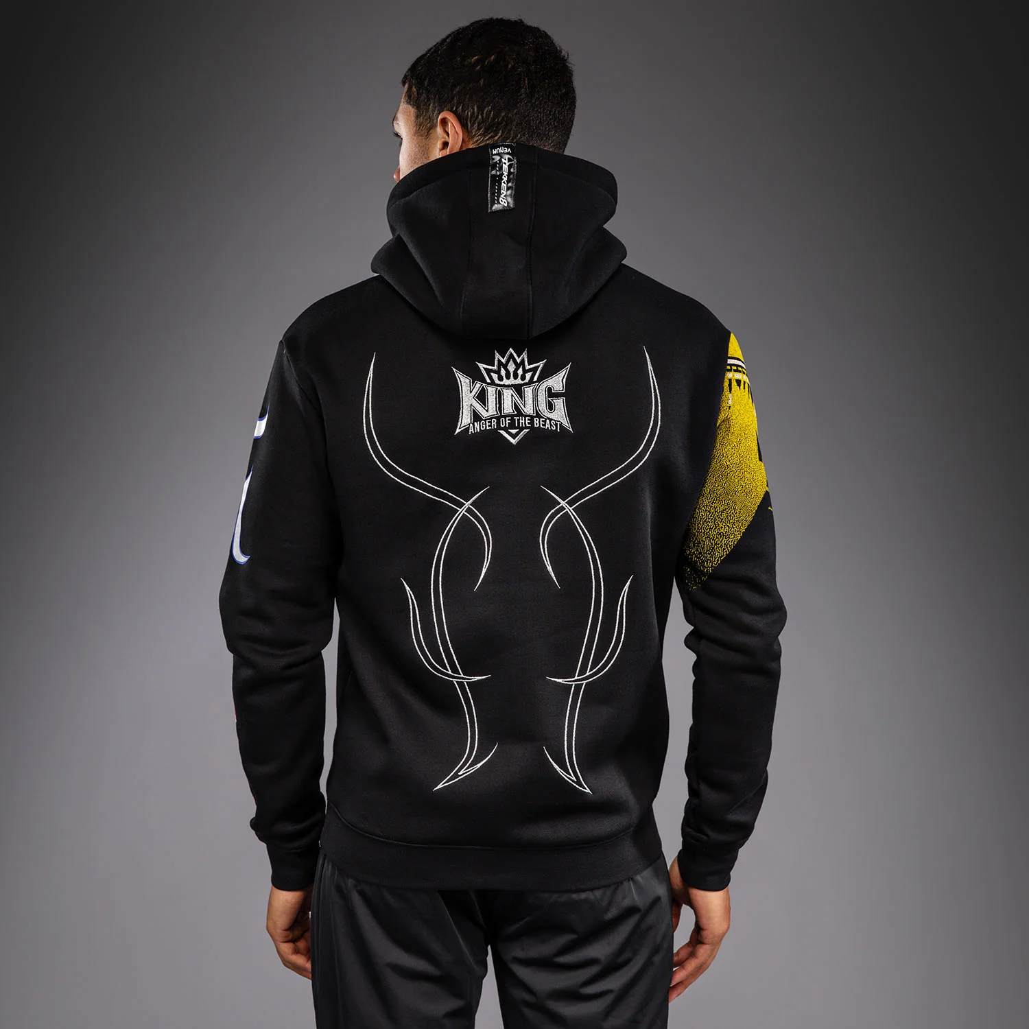 Venum x TEKKEN 8 Sudadera con Capucha King - Negro/Amarillo - Image 4