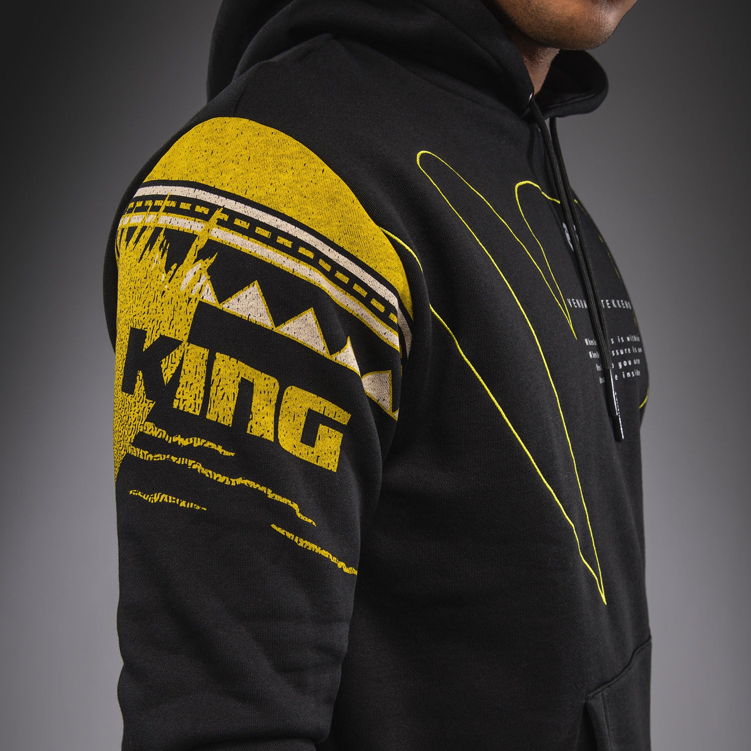 Venum x TEKKEN 8 Sudadera con Capucha King - Negro/Amarillo - Image 7