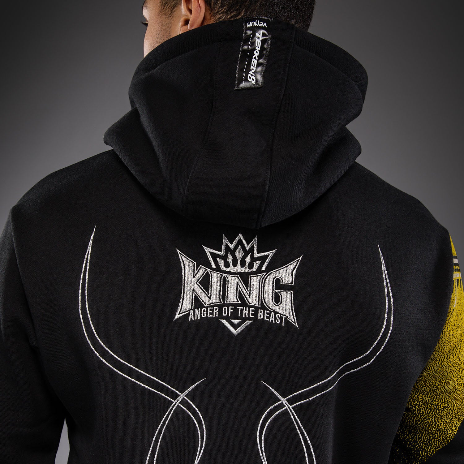 Venum x TEKKEN 8 Sudadera con Capucha King - Negro/Amarillo - Image 8