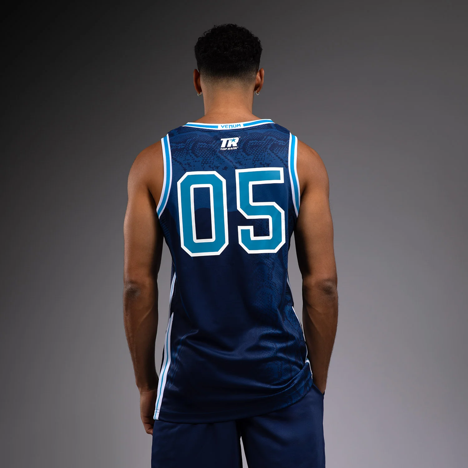 Venum x Top Rank Original Camiseta de Baloncesto para Hombre - Azul Marino - Image 2