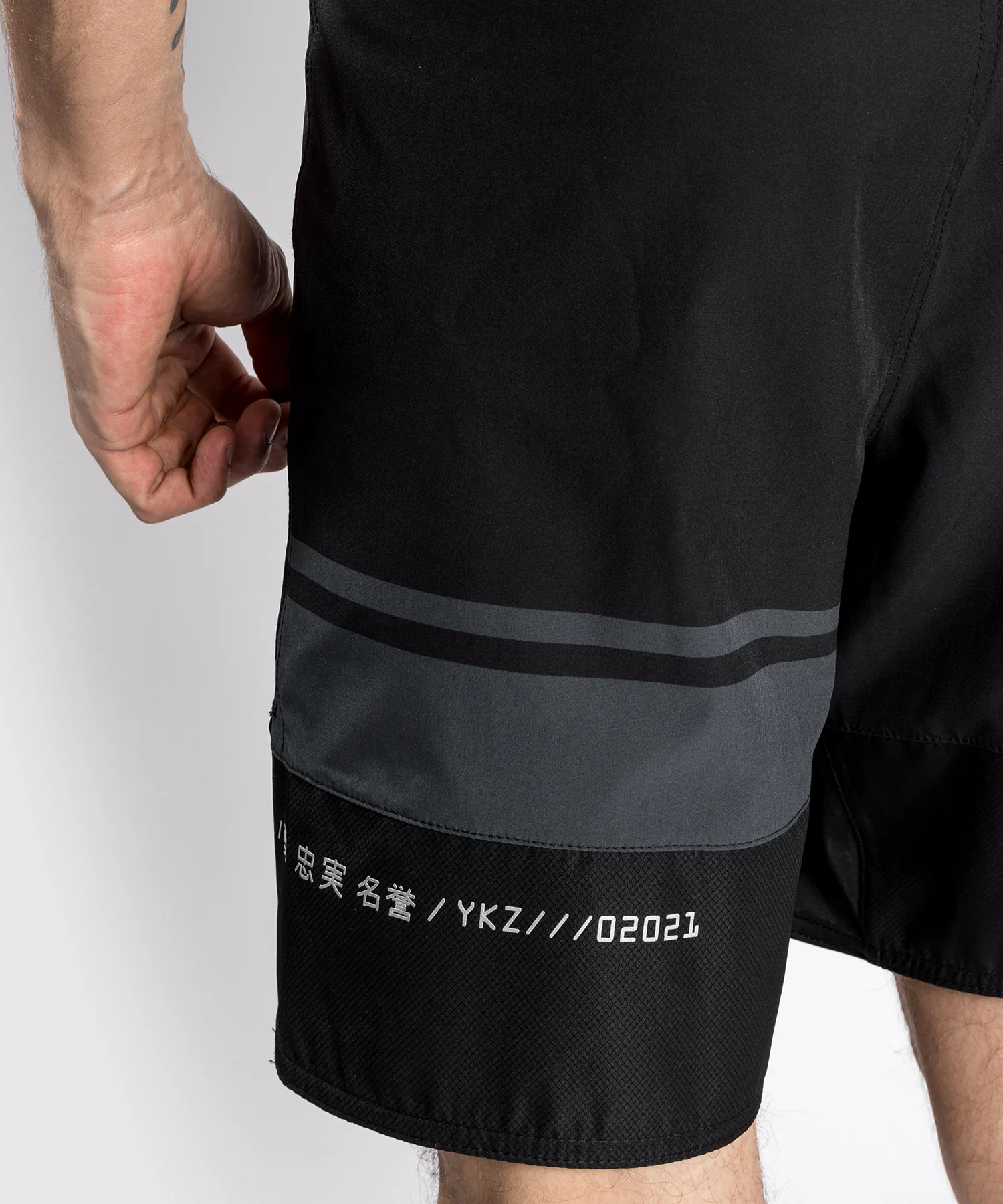 Venum YKZ21 Fightshort - Negro/Negro - Image 9