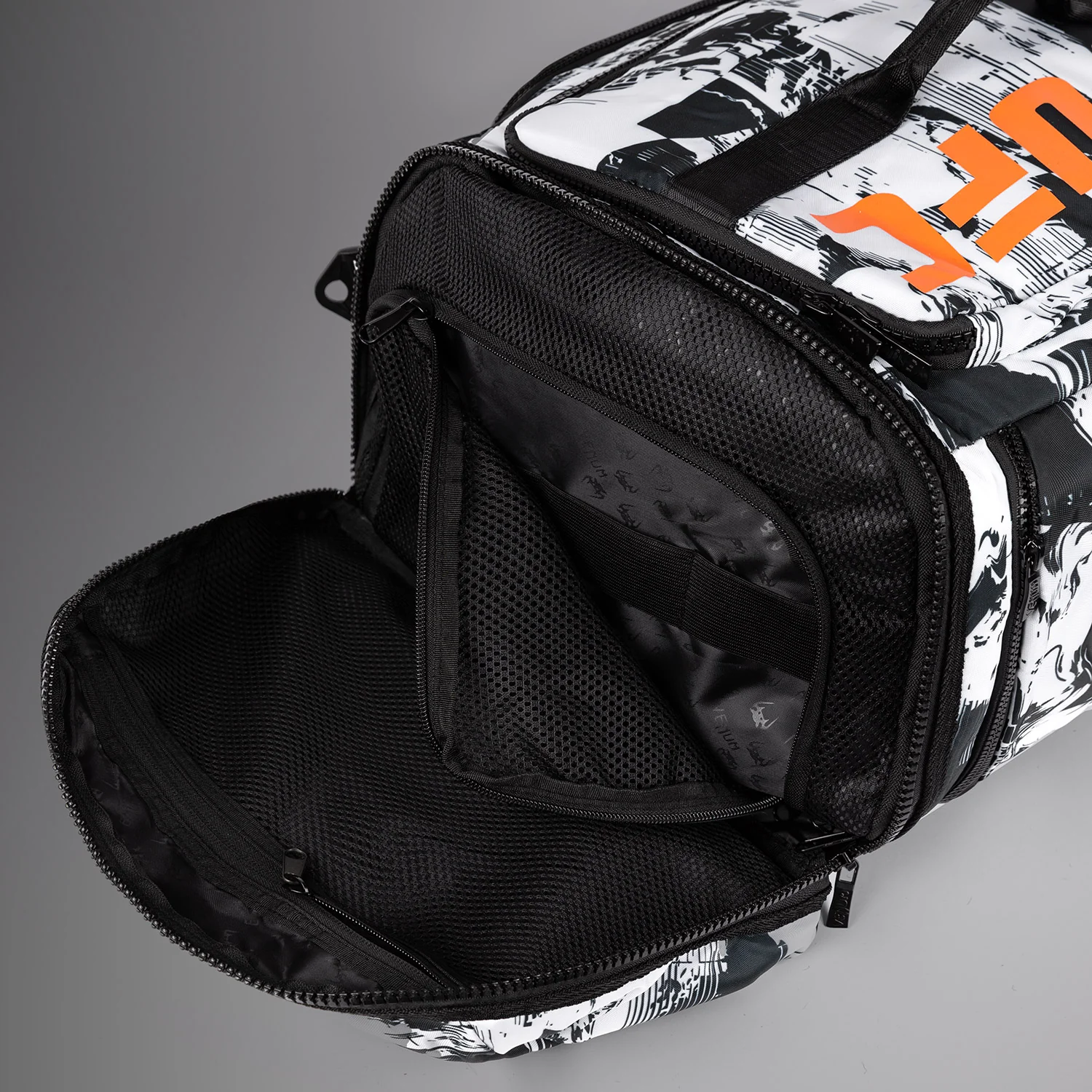 UFC Zenith by Venum Authentic Fight Week Bolsa de deporte - Blanca (48L) - Image 7